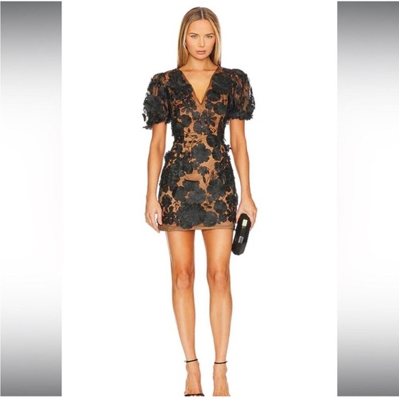 Elliatt Dresses & Skirts - elliatt rosalind black floral applique 3d puff sleeve mini dress size large NEW